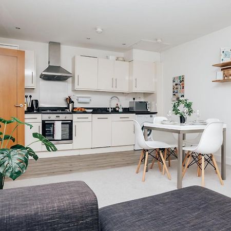 Central Modern Flat For 4-6 & Dedicated Parking Henley-on-Thames Екстер'єр фото