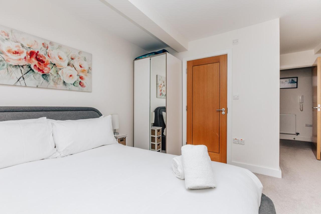 Central Modern Flat For 4-6 & Dedicated Parking Henley-on-Thames Екстер'єр фото