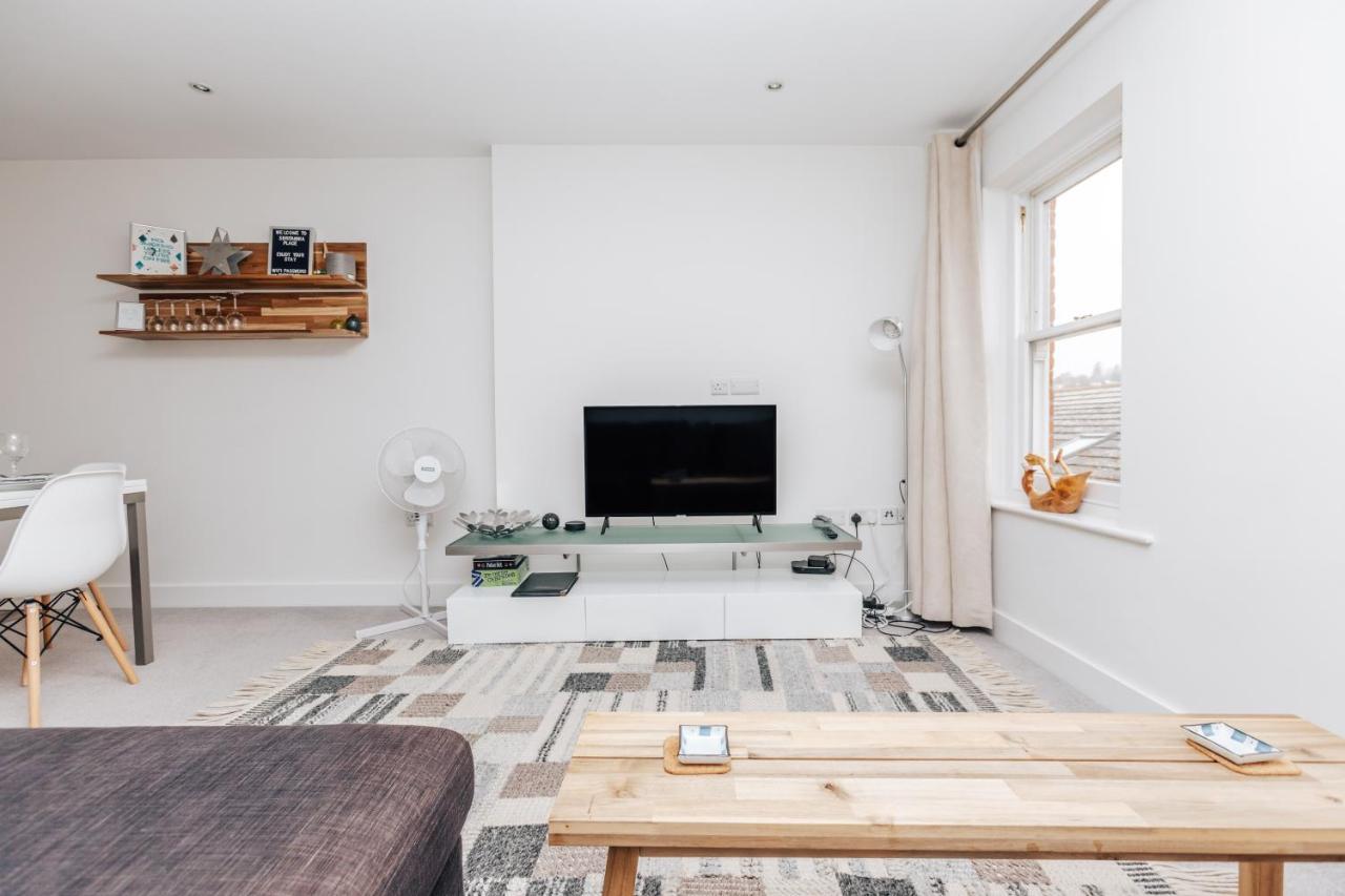 Central Modern Flat For 4-6 & Dedicated Parking Henley-on-Thames Екстер'єр фото