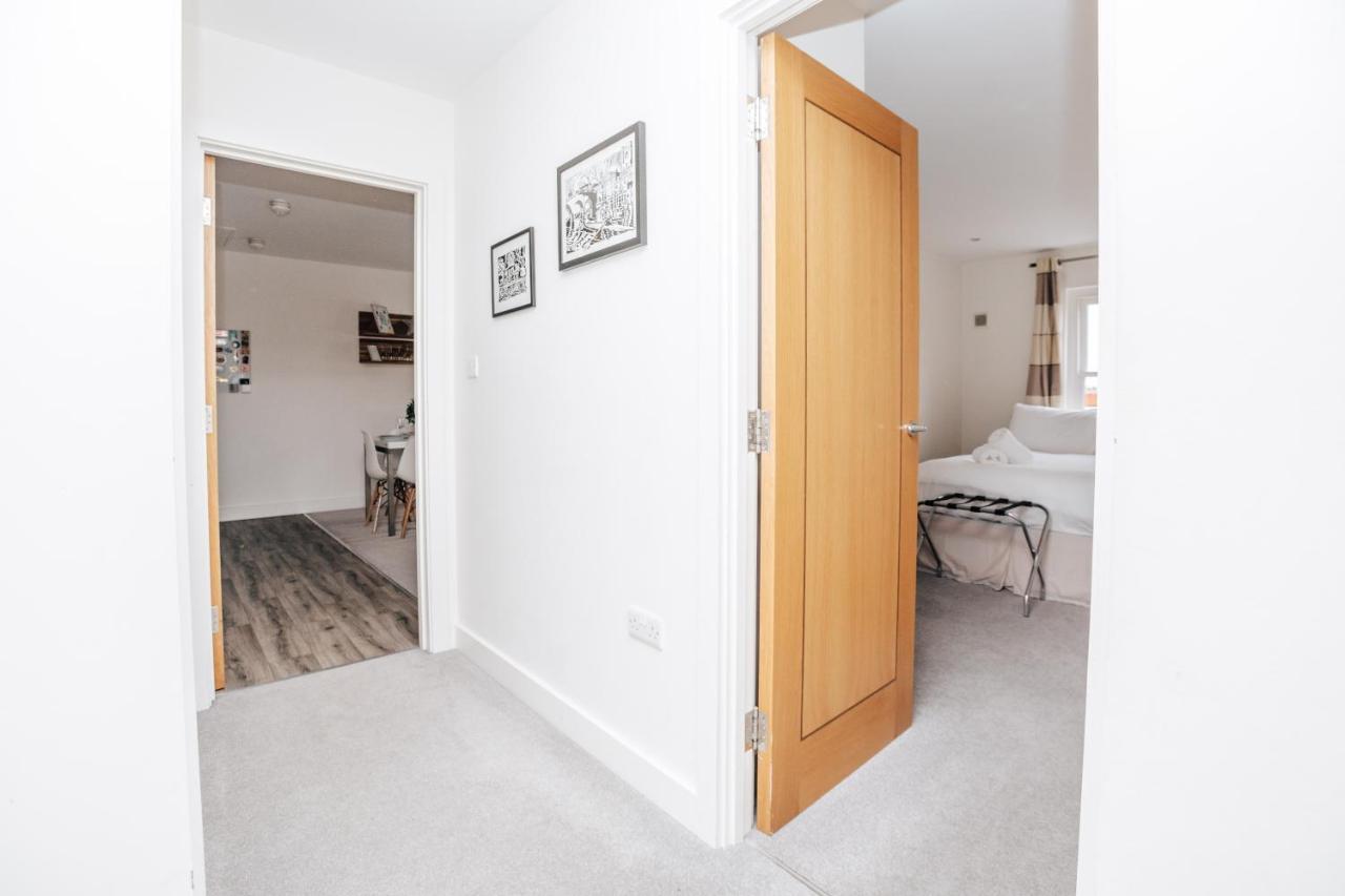 Central Modern Flat For 4-6 & Dedicated Parking Henley-on-Thames Екстер'єр фото