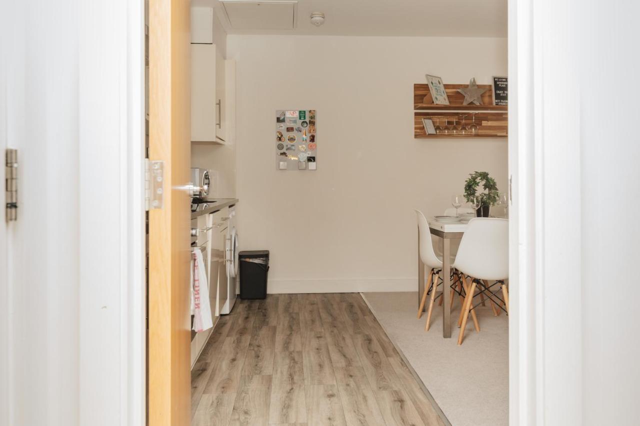 Central Modern Flat For 4-6 & Dedicated Parking Henley-on-Thames Екстер'єр фото