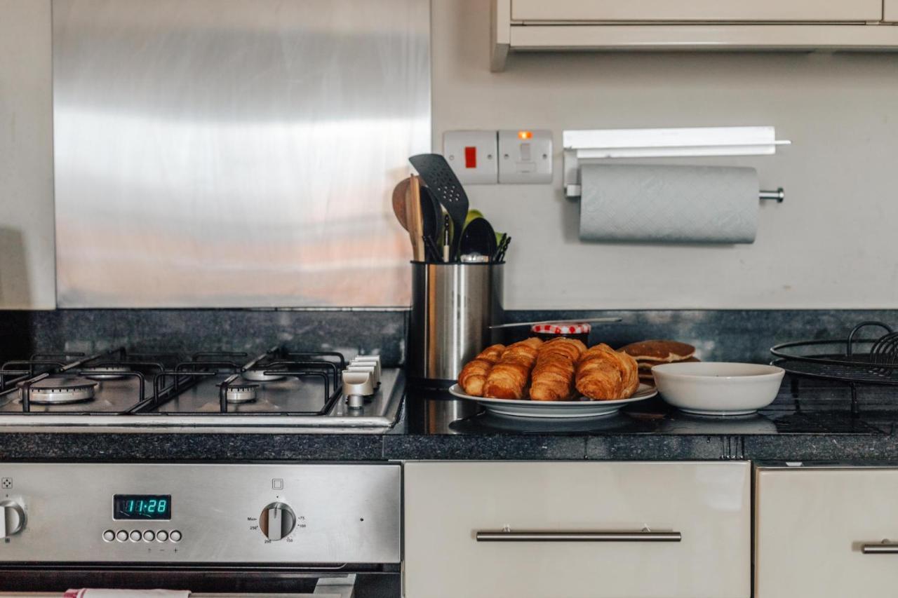 Central Modern Flat For 4-6 & Dedicated Parking Henley-on-Thames Екстер'єр фото