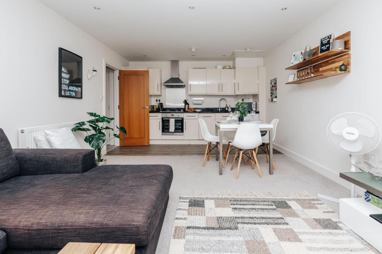 Central Modern Flat For 4-6 & Dedicated Parking Henley-on-Thames Екстер'єр фото