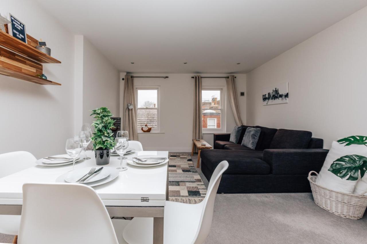 Central Modern Flat For 4-6 & Dedicated Parking Henley-on-Thames Екстер'єр фото