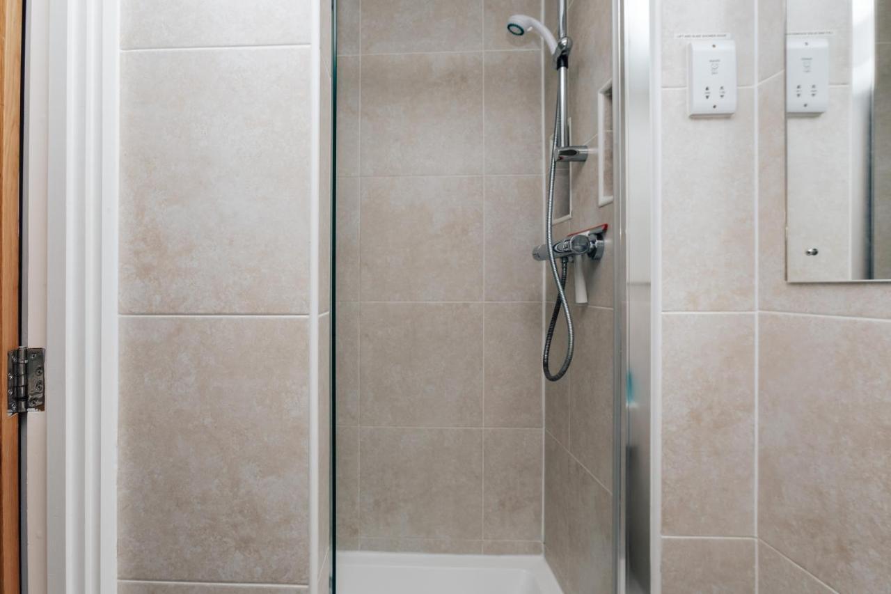 Central Modern Flat For 4-6 & Dedicated Parking Henley-on-Thames Екстер'єр фото