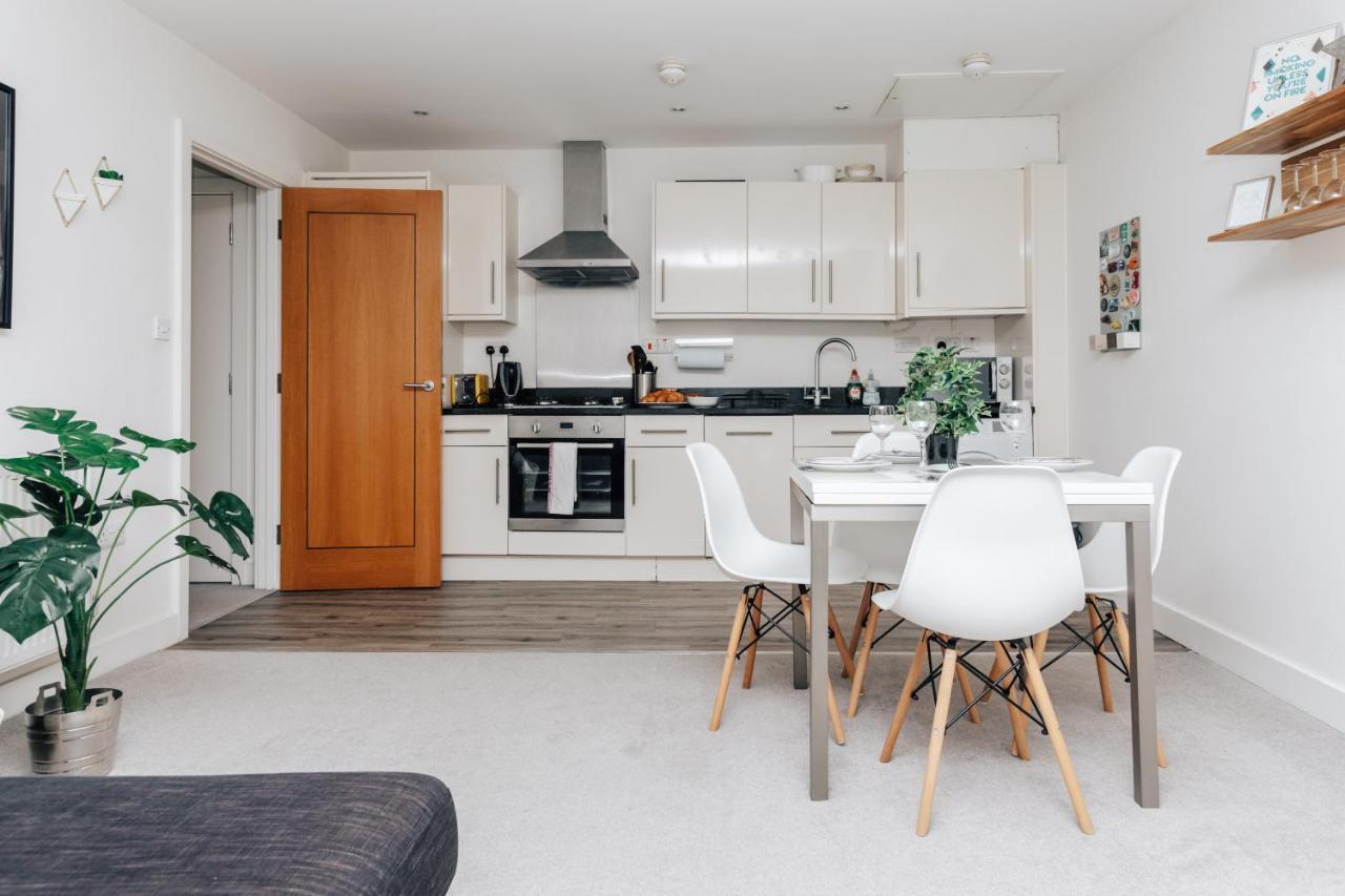 Central Modern Flat For 4-6 & Dedicated Parking Henley-on-Thames Екстер'єр фото