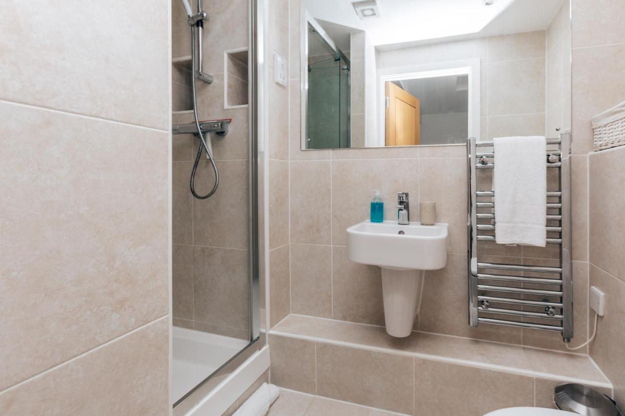 Central Modern Flat For 4-6 & Dedicated Parking Henley-on-Thames Екстер'єр фото