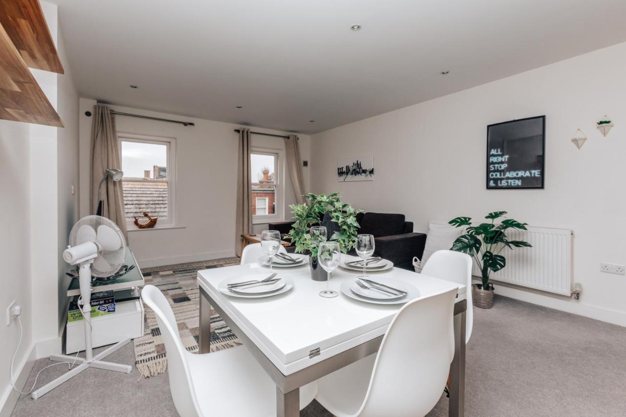 Central Modern Flat For 4-6 & Dedicated Parking Henley-on-Thames Екстер'єр фото
